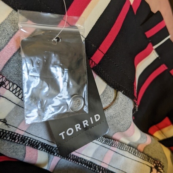 Torrid vertical stripes 100% rayon shorts w/ zipper, clasp, & tie belt NWT - 20 - Picture 6 of 11